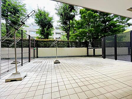 南東向けのバルコニー。採光・通風良好です。
