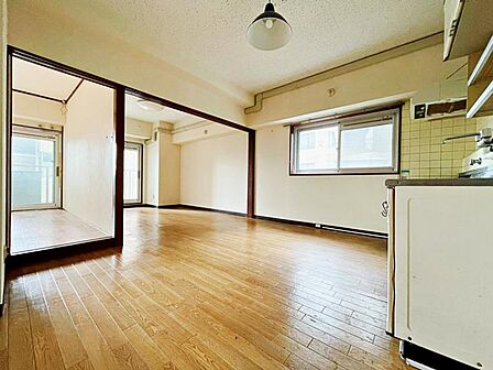 西側に開口部あります。2LDKにリフォームも可能です。