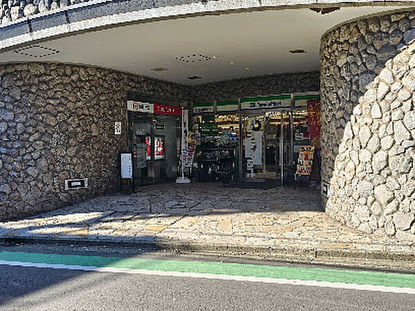 ファミリーマート 参宮橋駅前店　敷地内1階にあります。