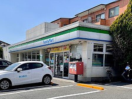 ファミリーマート 世田谷成城通り店　徒歩8分