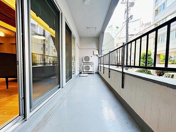 南西向けのバルコニー。採光・通風良好です。