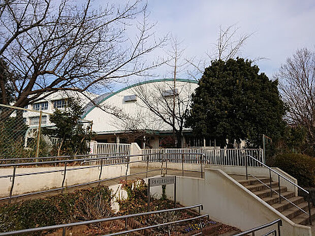 多摩市立東落合小学校　目の前