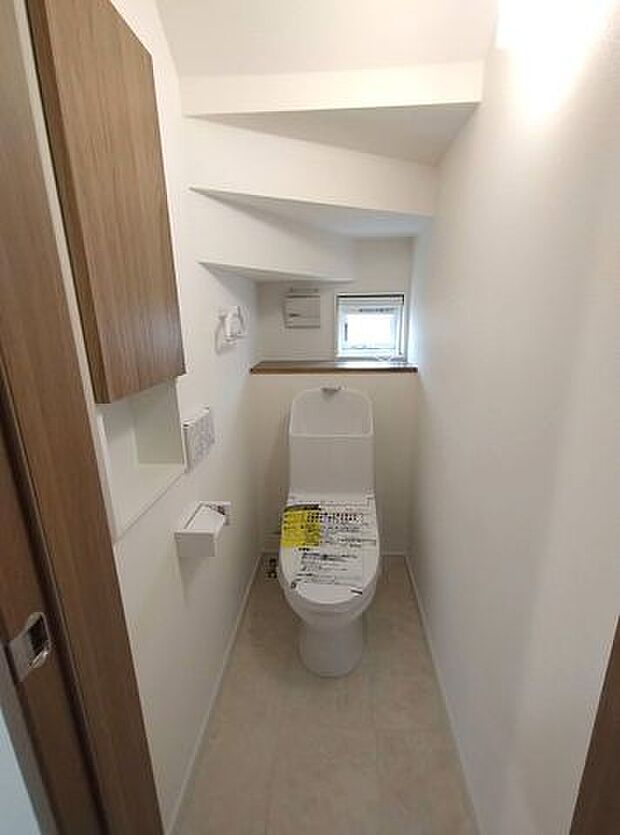 1階トイレ。収納スペースもあって便利です。