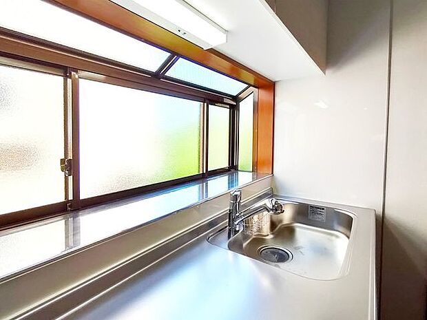 独立キッチンでお料理に集中できる空間。キッチンに大きな窓があると手元が明るいです。