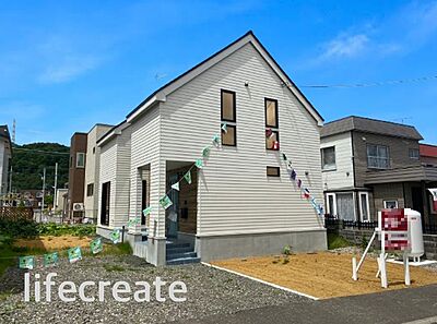 外観:【駐車もラクラク!】前面道路が広いから、車の出し入れもスムーズ。お子様の遊び場としても安心なゆとりのある戸建です。 外観:【駐車もラクラク!】前面道路が広いから、車の出し入れもスムーズ。お子様の遊び場としても安心なゆとりのある戸建です。
