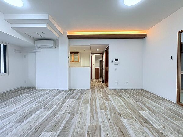 【南向きの大きな窓から陽光が降り注ぐ、明るい部屋】暖かな光に包まれ、家族の笑顔が輝く心地よい暮らしを。明るく開放的な空間が広がり、室内には豊かな陽光が注ぎ込み、爽やかな住空間を演出。
