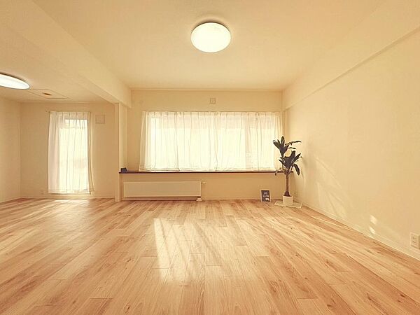 【大きな窓から陽光が降り注ぐ、明るい部屋】毎日を心地よく照らし、家族の笑顔があふれる開放的な空間です。開放感と明るさをもたらす魅力のリビング。自然とくつろぎの場所に。