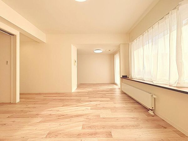 【家族の笑顔が広がる、贅沢な大空間リビング】ゆとりある開放感で、心豊かな毎日と、かけがえのない思い出を育みます。