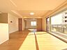リビング/ダイニング：【冬でもポカポカ！】明るい部屋で、太陽の恵みをたっぷり感じながら、快適な毎日を過ごしませんか？  穏やかな光が明るくリビングルームを包みます。