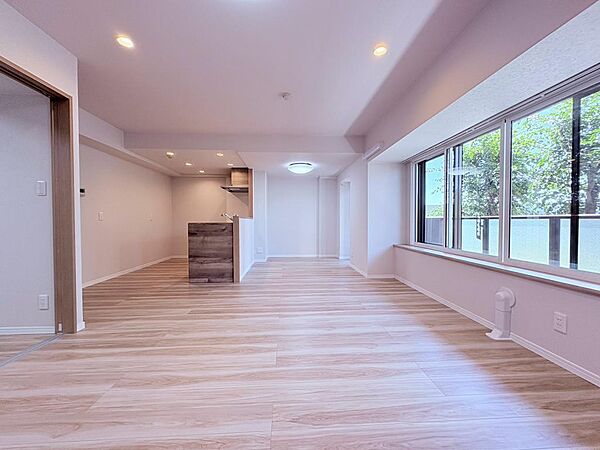 【大きな窓から陽光が降り注ぐ、明るい部屋】毎日を心地よく照らし、家族の笑顔があふれる開放的な空間です。開放感と明るさをもたらす魅力のリビング。自然とくつろぎの場所に。