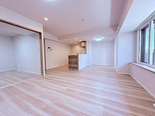 【陽光降り注ぐ、明るいリビング】家族の笑顔が集まる開放的な空間で、心安らぐひとときをお過ごしください。インテリアプランが考えやすい広々リビング です。