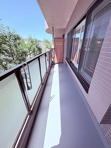 【青空の下で深呼吸】広々バルコニーで、カフェタイムやガーデニングを。洗濯物もカラッと乾き、毎日がもっと豊かに。都会の喧騒を忘れ、自分だけの特別な空間を。