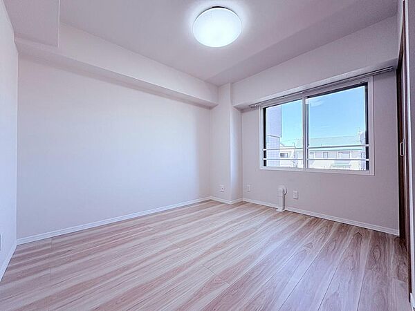 【採光と通風に優れた洋室】衣服等をたっぷりしまえる収納も備えた洋室。ゆとりを感じさせる広さの主寝室は、心身を静かに満たすシックな趣き。