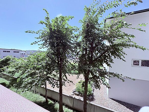 【心を解き放つ、空と緑のハーモニー】遮るもののない眺望が、あなたの暮らしに癒しと安らぎをもたらします。陽光を浴びながら、家族と過ごすかけがえのない時間を満喫できます。