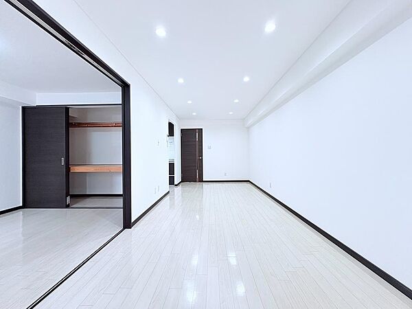 【大きな窓から陽光が降り注ぐ、明るい部屋】毎日を心地よく照らし、家族の笑顔があふれる開放的な空間です。開放感と明るさをもたらす魅力のリビング。自然とくつろぎの場所に。