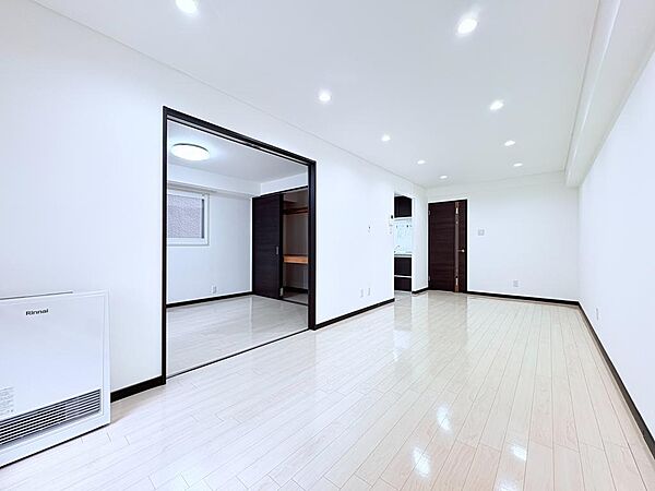 【家族の笑顔が自然と集まる、広々リビング】陽光あふれる開放的な空間で、かけがえのない団らんのひとときを育みませんか？ 暮らしのステージを彩り、心のやすらぎと満足感を与えてくれます。