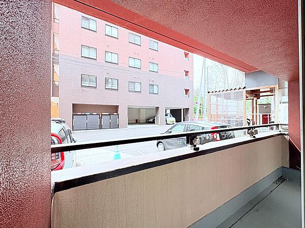 【心を解き放つ、空と緑のハーモニー】遮るもののない眺望が、あなたの暮らしに癒しと安らぎをもたらします。陽光を浴びながら、家族と過ごすかけがえのない時間を満喫できます。