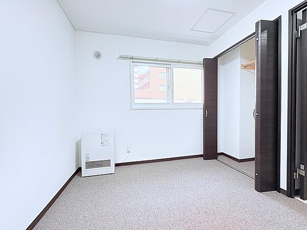 【ゆとりが広がる、贅沢な居室】家具配置も自由自在、あなたらしい快適空間で、日々の暮らしをもっと豊かに。1日の疲れを癒し、心地よく寛げるようゆったりとした広さを確保しています。