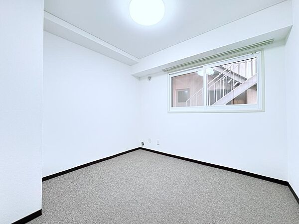 【家族みんなが笑顔になる広さ】個々の時間を大切にしながら、共に過ごす喜びも広がる理想の住まい。居室にはクローゼットを完備し、自由度の高い家具の配置が叶うシンプルな空間です。