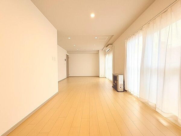 【大きな窓から陽光が降り注ぐ、明るい部屋】毎日を心地よく照らし、家族の笑顔があふれる開放的な空間です。開放感と明るさをもたらす魅力のリビング。自然とくつろぎの場所に。