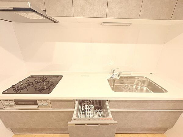 【食後の片付けは、おまかせ！】食洗機が、あなたの自由な時間を増やします。家事負担を減らして、家族との時間をもっと豊かに。高温洗浄なので清潔で水道代も抑えられます。