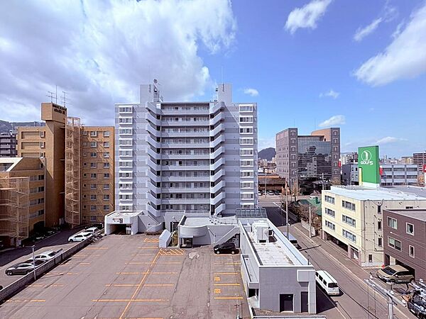 【最上階角部屋の眺望を独り占め】手を伸ばせば、ふれることが出来そうな環境が、そのままインテリアになったような印象です。毎日が感動に包まれる特別な眺望をお届けします。
