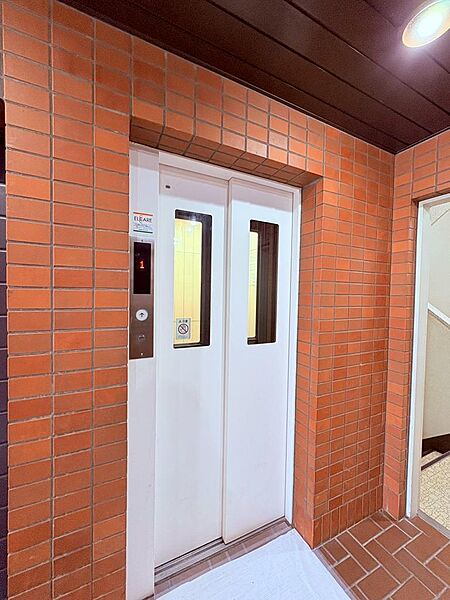 【毎日を快適に！エレベーター完備の住まい】重い荷物も、ベビーカーも、もう階段で苦労しません！エレベーター完備で、どんな世代の方もストレスフリーな毎日を過ごせます。