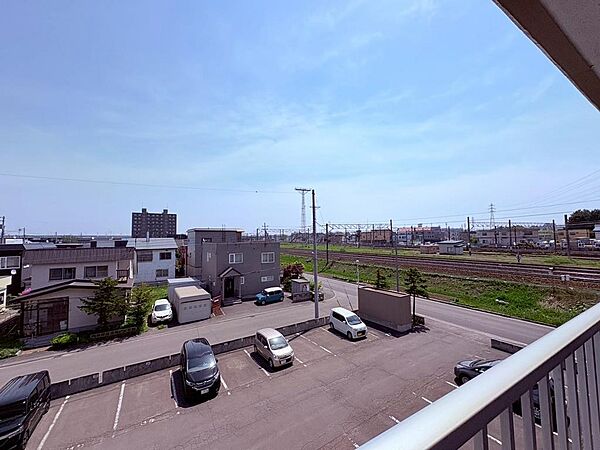 【心を解き放つ、空と緑のハーモニー】遮るもののない眺望が、あなたの暮らしに癒しと安らぎをもたらします。陽光を浴びながら、家族と過ごすかけがえのない時間を満喫できます。