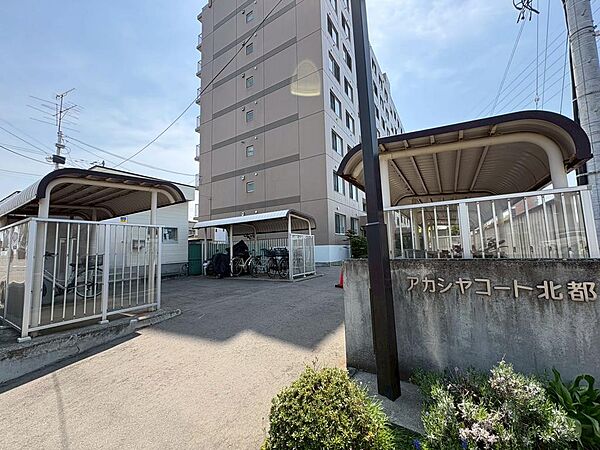 【高い耐震性・耐火性】鉄筋コンクリート造（RC）は、引張力の強い鉄筋と、圧縮力のあるコンクリートによって、耐震性に優れた構造となっています。地震の多い日本においては、耐震性の高さは大きなメリット。