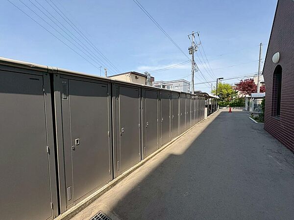 【季節物も趣味の道具も、スッキリ収納！】ご自宅に収まらない荷物はありませんか？トランクルーム完備で、季節家電やレジャー用品も余裕で収納。住まいを広々と使えます。
