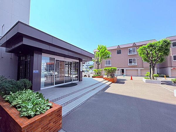【高い耐震性・耐火性】鉄筋コンクリート造（RC）は、引張力の強い鉄筋と、圧縮力のあるコンクリートによって、耐震性に優れた構造となっています。地震の多い日本においては、耐震性の高さは大きなメリット。