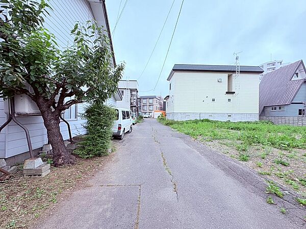 【開放感あふれる住環境】前面道路が広いので日当たりも良好。ゆとりのある暮らしが叶います。