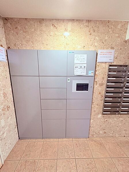 【不在時も安心!】宅配ボックス完備で、再配達の手間なく荷物を受け取れます。忙しいあなたにゆとりの時間と快適を。
