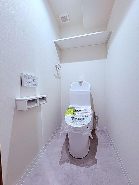 【最新式のトイレで、清潔&快適!】温水洗浄便座で毎日をもっと心地よく。心地よい温もりで、ワンランク上のリラックスタイムを。清潔感あふれる独立型トイレで、ゆったりと落ち着いた時間を過ごしませんか?