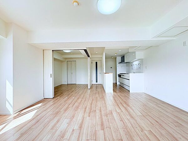 【開放感と明るさが魅力】大きな窓から差し込む光が、部屋全体を明るく彩り、快適な毎日を演出します。 開放感と明るさをもたらす魅力のリビング。自然とくつろぎの場所に。