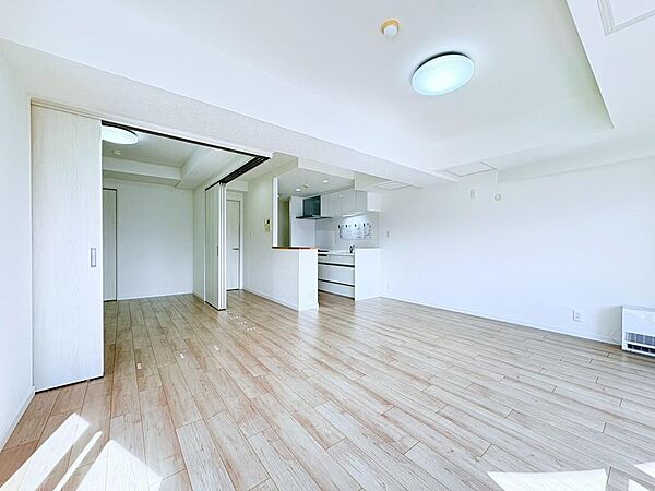 【自然と家族が集まるリビング】大きな窓から光が差し込む、あたたかい空間で毎日を豊かに。木のぬくもりが感じられるナチュラルな雰囲気に仕上がった室内。