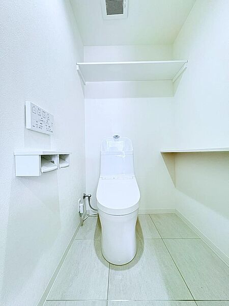 【毎日の暮らしに、やすらぎを】温水洗浄便座で、デリケートゾーンも清潔に保ち、快適な毎日をスタート。心地よさと清潔感を実感。節水機能付きでエコにも貢献。