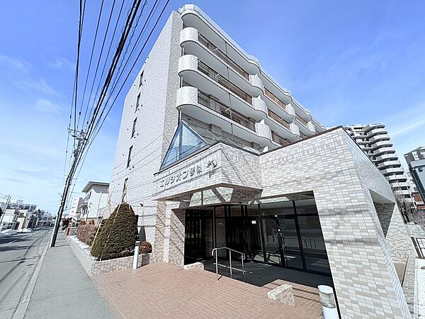 【高い耐震性・耐火性】鉄筋コンクリート造（RC）は、引張力の強い鉄筋と、圧縮力のあるコンクリートによって、耐震性に優れた構造となっています。地震の多い日本においては、耐震性の高さは大きなメリット。