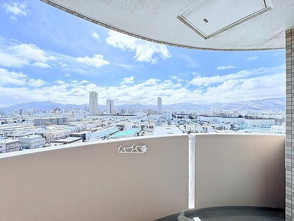 【青空の下で深呼吸】広々バルコニーで、カフェタイムやガーデニングを。洗濯物もカラッと乾き、毎日がもっと豊かに。都会の喧騒を忘れ、自分だけの特別な空間を。