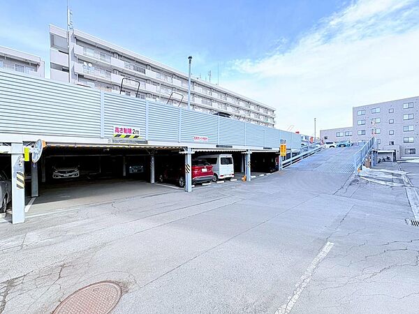 【敷地内駐車場完備！車のある暮らしを快適に】雨の日も、荷物が多い日も安心！敷地内駐車場だから、乗り降りスムーズ。大切な愛車をすぐそばに、ストレスフリーな毎日を。
