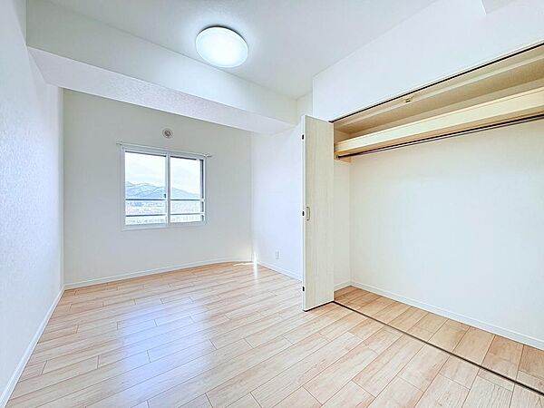 【ゆとりが広がる、贅沢な居室】家具配置も自由自在、あなたらしい快適空間で、日々の暮らしをもっと豊かに。1日の疲れを癒し、心地よく寛げるようゆったりとした広さを確保しています。