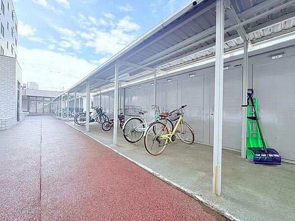 【駐輪場完備！自転車ライフをもっと便利に】通勤・通学に、休日のサイクリングに。広々とした駐輪場が、あなたの自転車ライフをしっかりサポート。いつでも気軽にお出かけできます。