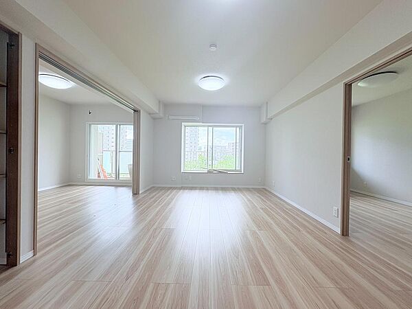 【家族の笑顔が集まる、広々リビング】陽光あふれる開放的な空間で、理想のくつろぎと団らんのひとときを。落ち着いたカラーリングで居心地の良い空間です。
