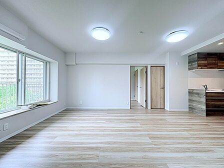 【太陽の恵みあふれる家】南西向きLDK13.3帖。ぽかぽかリビングで家族団らん、明るい毎日を始めませんか？心も体も喜ぶ陽だまりの暮らしがここに。大きな窓からたっぷりと陽光が注がれる明るい空間。