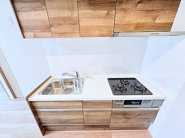 【ストレスフリーな毎日を】奥様が長い時間を過ごすキッチンは、使い勝手の良い家事動線で、家族とのコミュニケーションがはかれるキッチンを採用しています。家事効率を考えた動線と広々とした空間です。