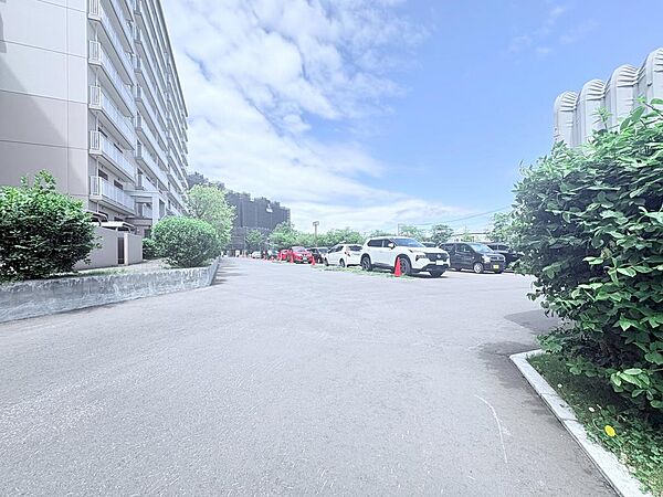 【敷地内駐車場完備！車のある暮らしを快適に】雨の日も、荷物が多い日も安心！敷地内駐車場だから、乗り降りスムーズ。大切な愛車をすぐそばに、ストレスフリーな毎日を。