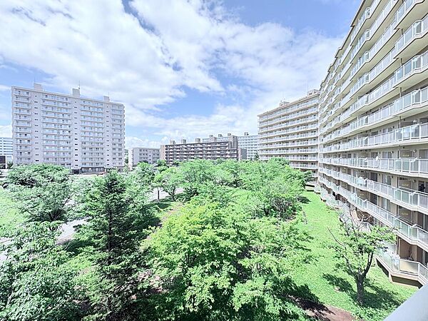 【絶景が日常になる暮らし】開放感あふれる窓から、街並みや自然を一望。毎日が感動に包まれる特別な眺望をお届けします。バルコニーから望む区内の景色は、住環境・快適性と共に有り続ける貴重な「財産」です。