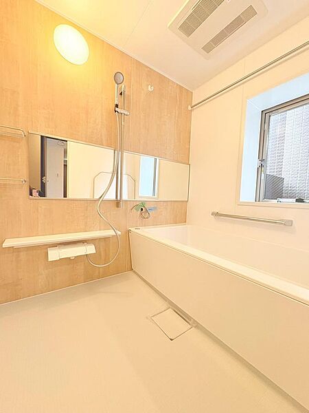 【足を伸ばしてゆったり湯船へ】追焚機能付きで、いつでも温かいお風呂に入れる癒しの空間。家族みんなが快適にくつろげるバスタイムを。