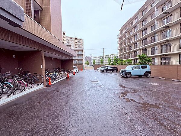 【駐輪場完備！自転車ライフをもっと便利に】通勤・通学に、休日のサイクリングに。広々とした駐輪場が、あなたの自転車ライフをしっかりサポート。いつでも気軽にお出かけできます。