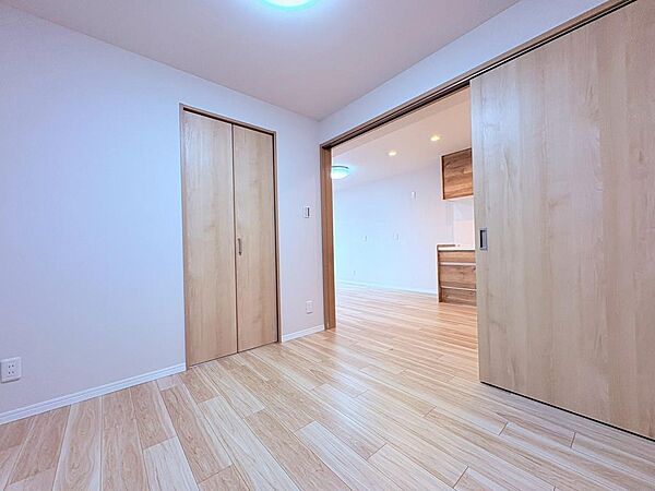 【家族構成の変化に対応】自在に空間が使える可動式扉の洋室は、お子様の成長や趣味の変化に合わせてフレキシブルに間取りを変更できます。